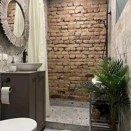 Elegant & Central 1Br W Free Parking - Sleeps 4 *